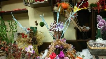 当店もクリスマスらしくなってきました・・・ポインセチア・シクラメン・・などい色々あります・・｜「フローリストはなしん」　（愛知県一宮市の花キューピット加盟店 花屋）のブログ